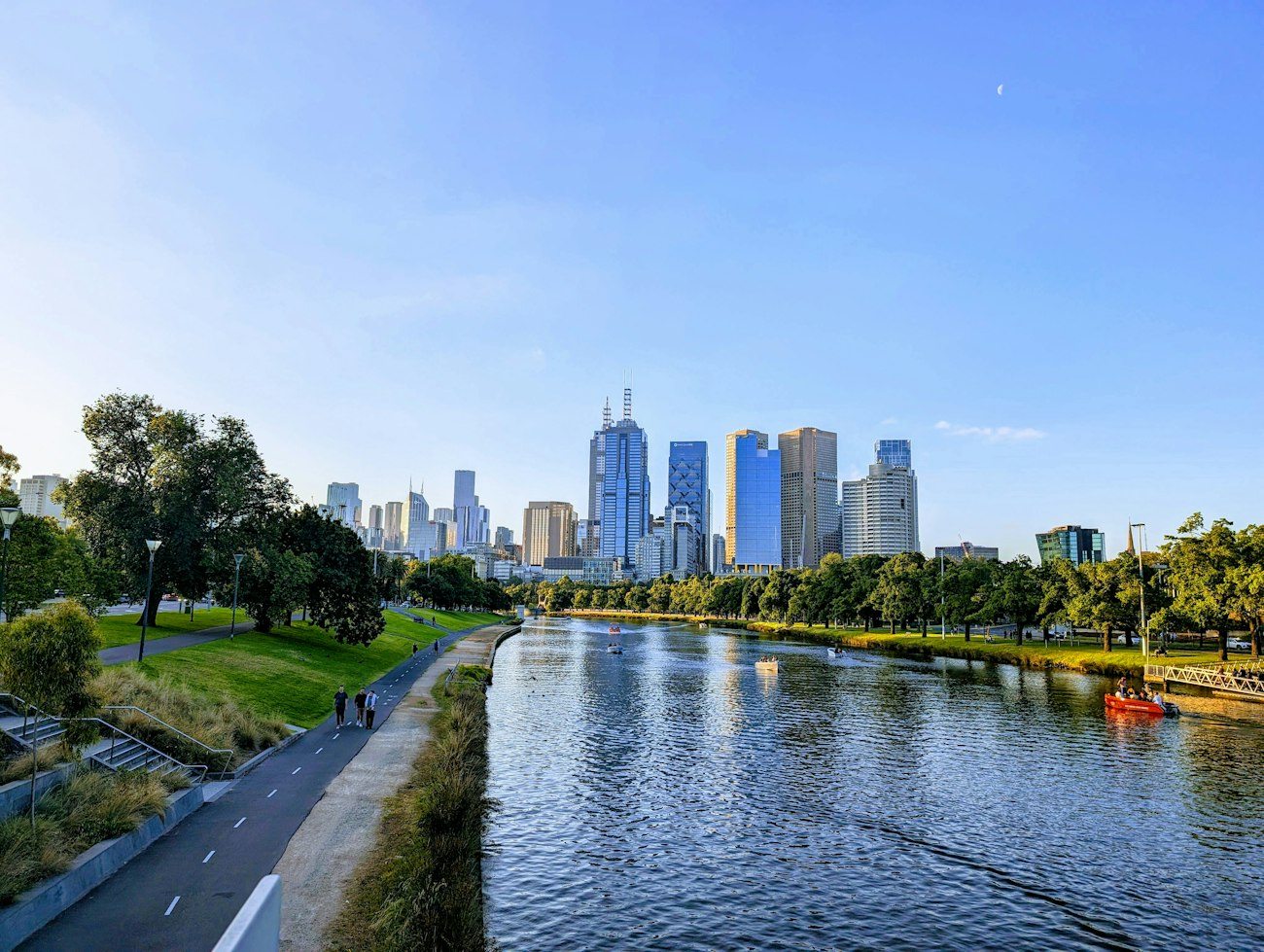 The Yarra River, riverside paths and Melbourne skyline